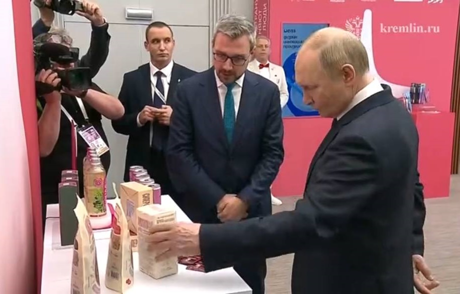 Президенту России показали амарантовую «крупу будущего» на выставке «Знай наших»
